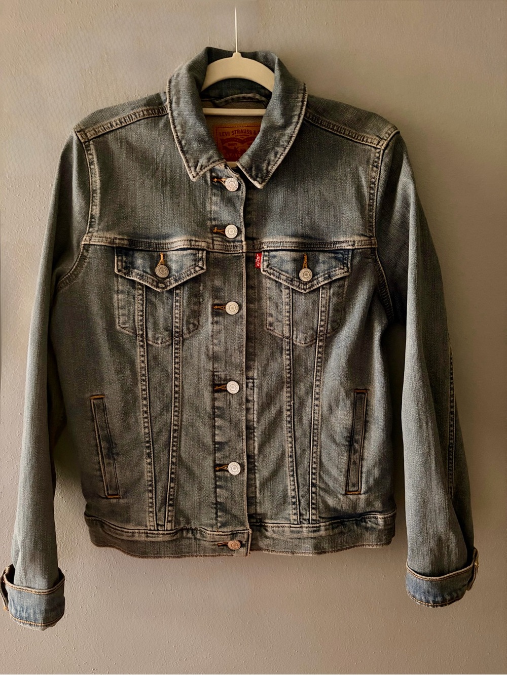 Levi's Light Blue Denim 90’ Trucker Jacket with Classic Chest Pockets NWT